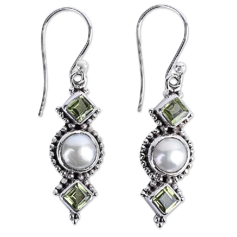 Handmade Vernal Allure Pearl Peridot Earrings (India) - Silver - 1.7*0.4